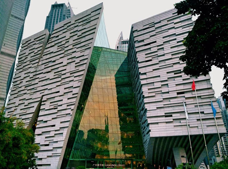 乘坐高铁出发前往广州参观大学城并完成团队分组拓展任务第一天广州