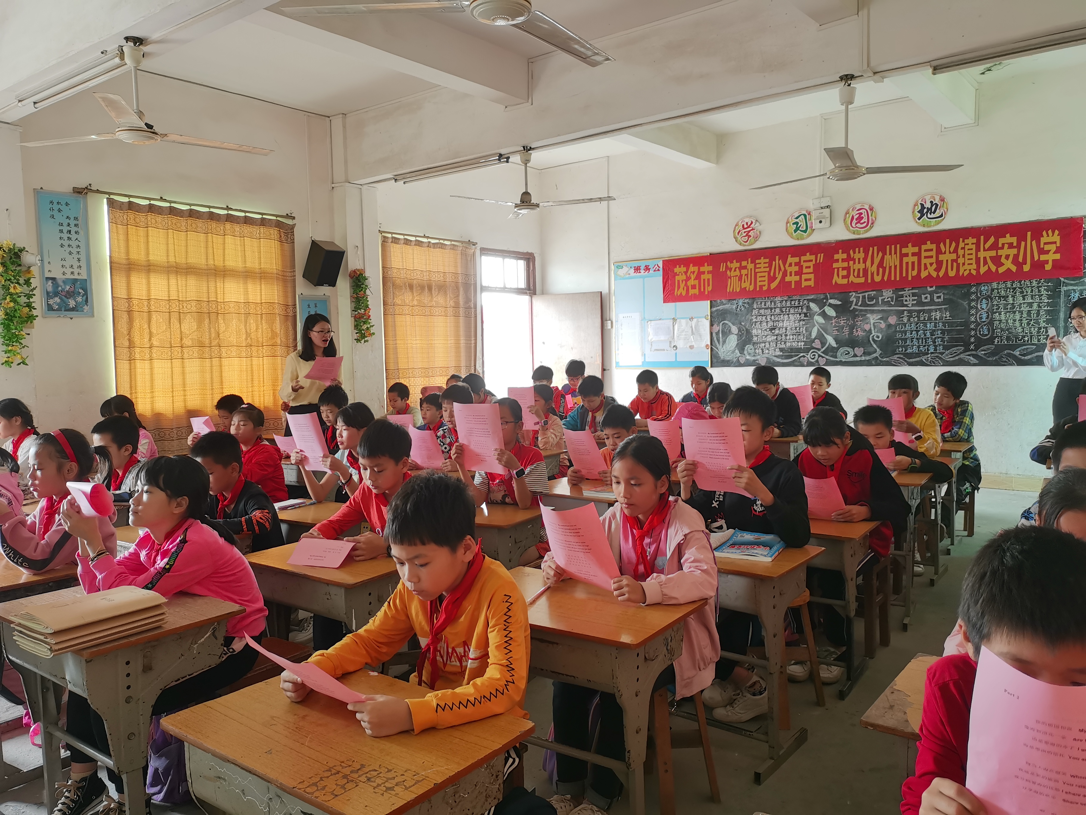 教学方式为良光镇长安小学的225名孩子们带来一堂难忘的艺术学习课程